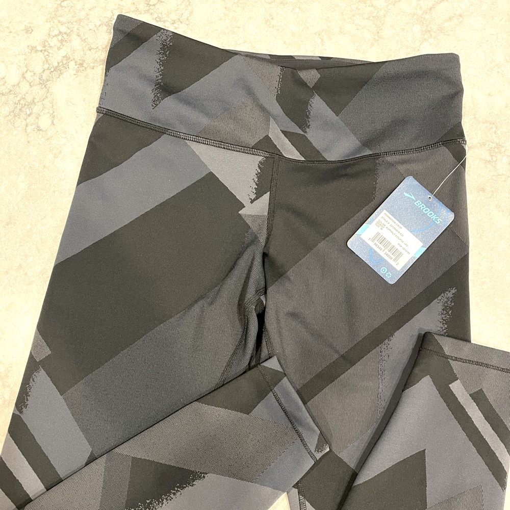 Women’s brooks formation crop size medium NWT